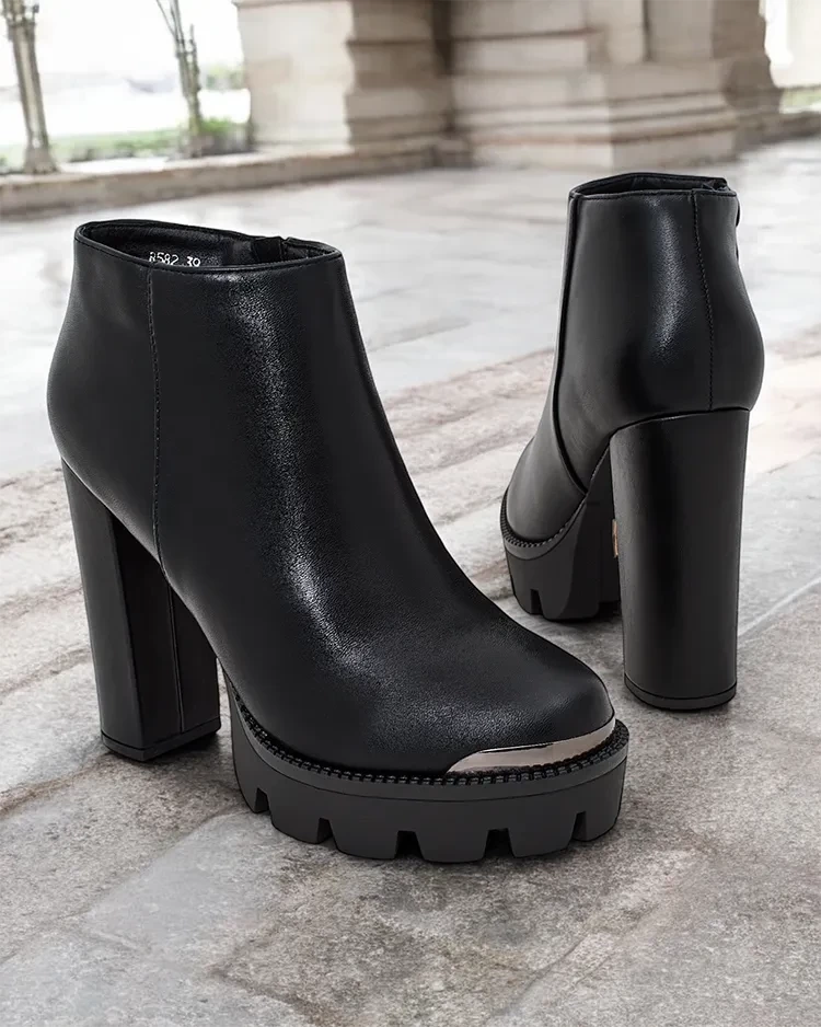 Resti Women's boots on a post Oveneb