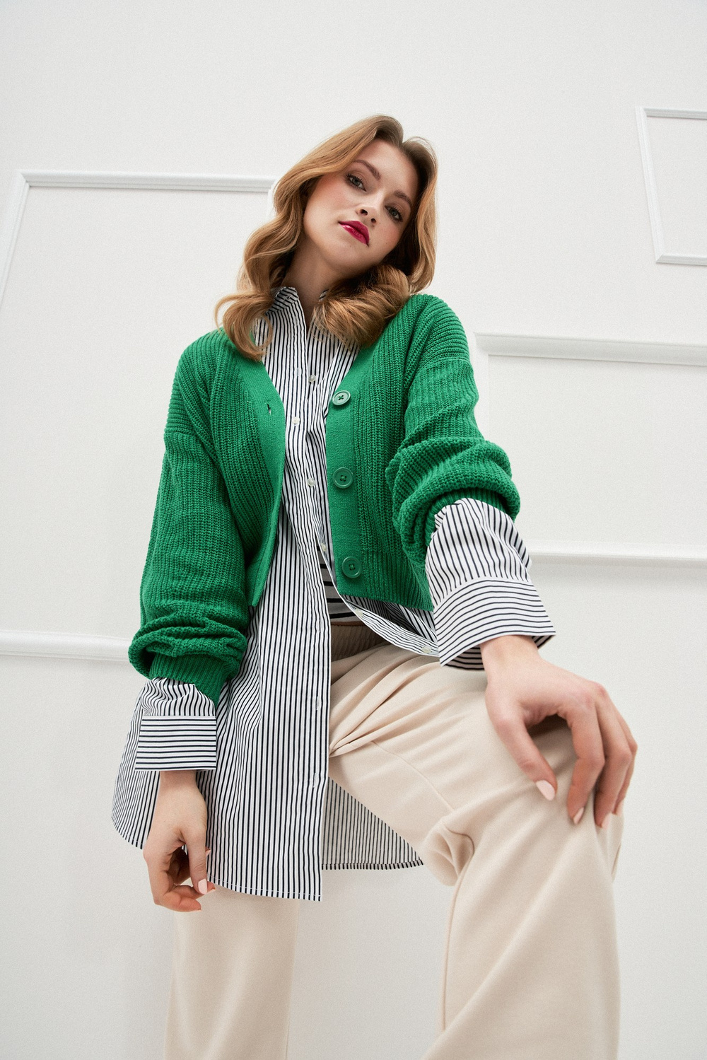 Short cardigan with button closure