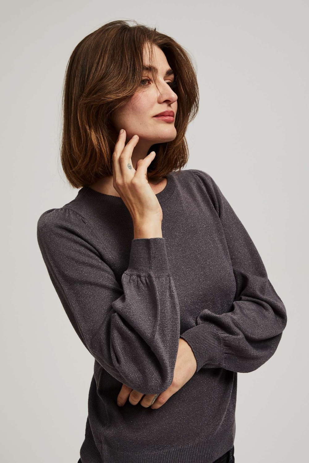 Sweater with puff sleeves and metal thread