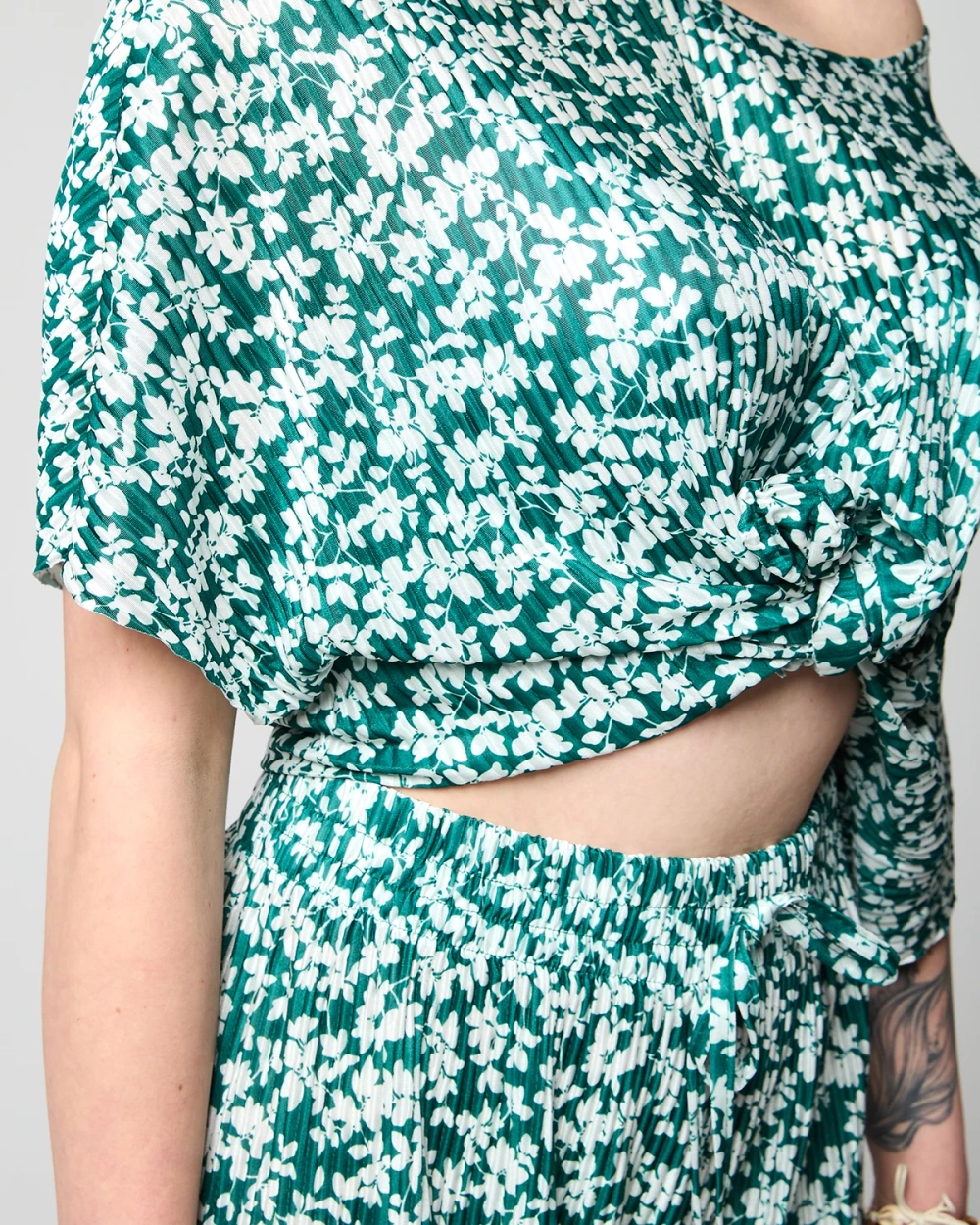 Resti Women's green pleated set with black flowers - Clothing