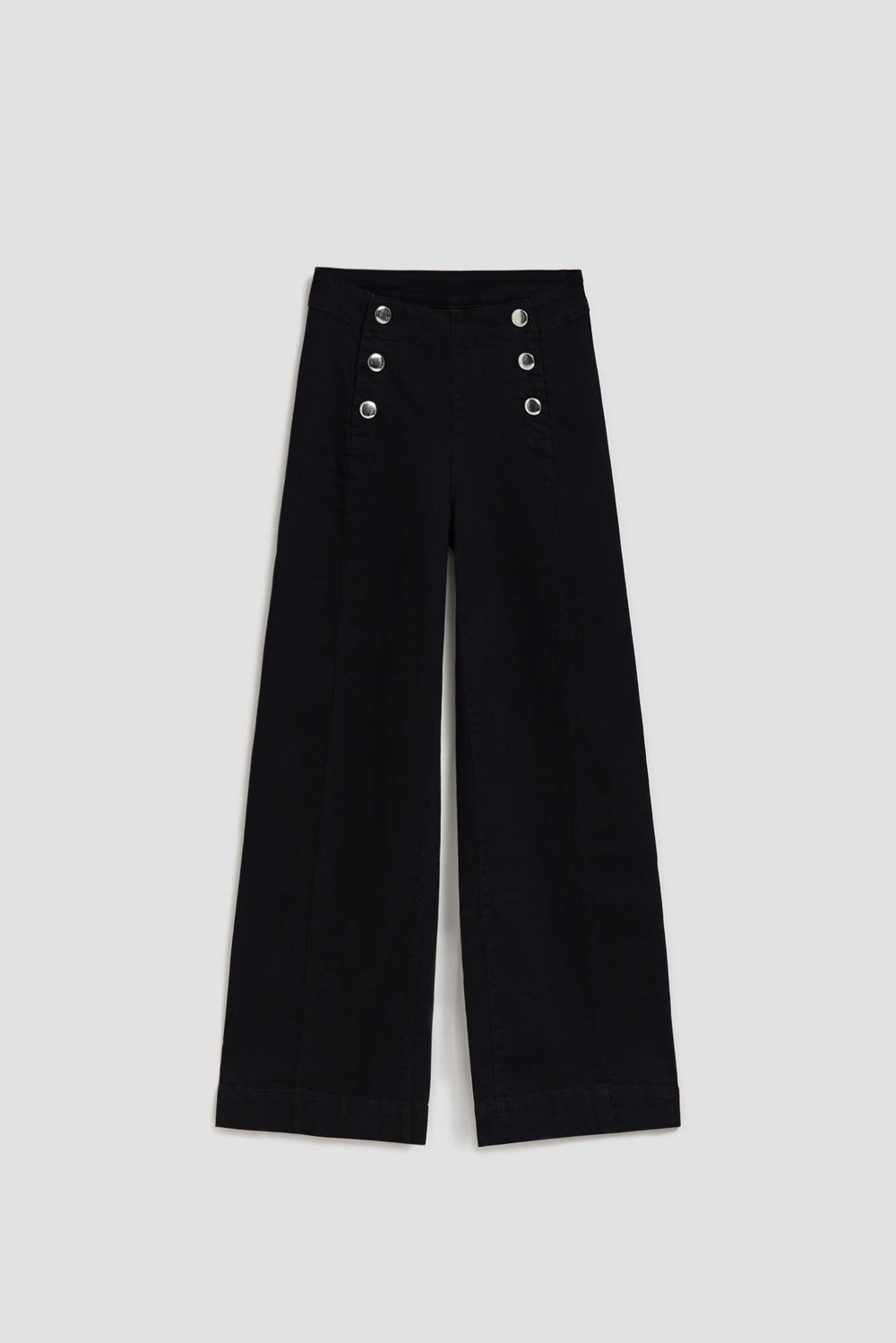 Jeans with decorative buttons