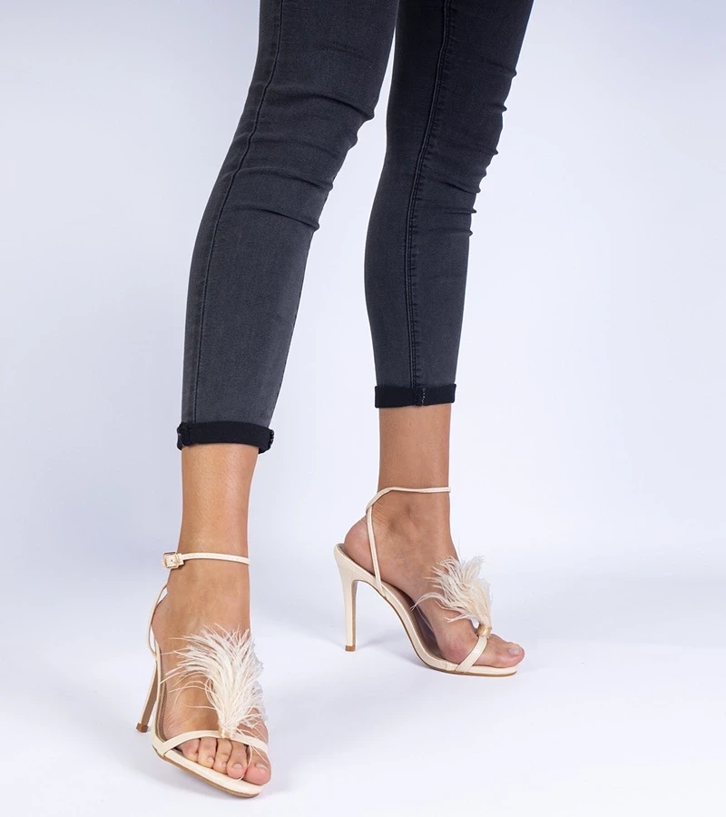 marka niezdefiniowana Beige stiletto sandals with feathers Arisat