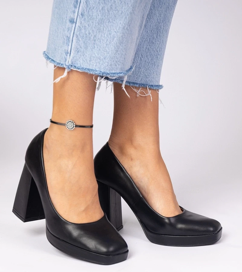 marka niezdefiniowana Black square-toe pumps on a massive heel Irenois