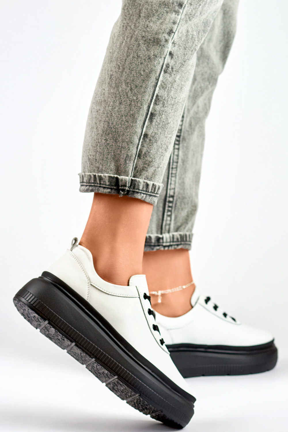 primohurt Skórzane białe sneakersy damskie z czarną podeszwą