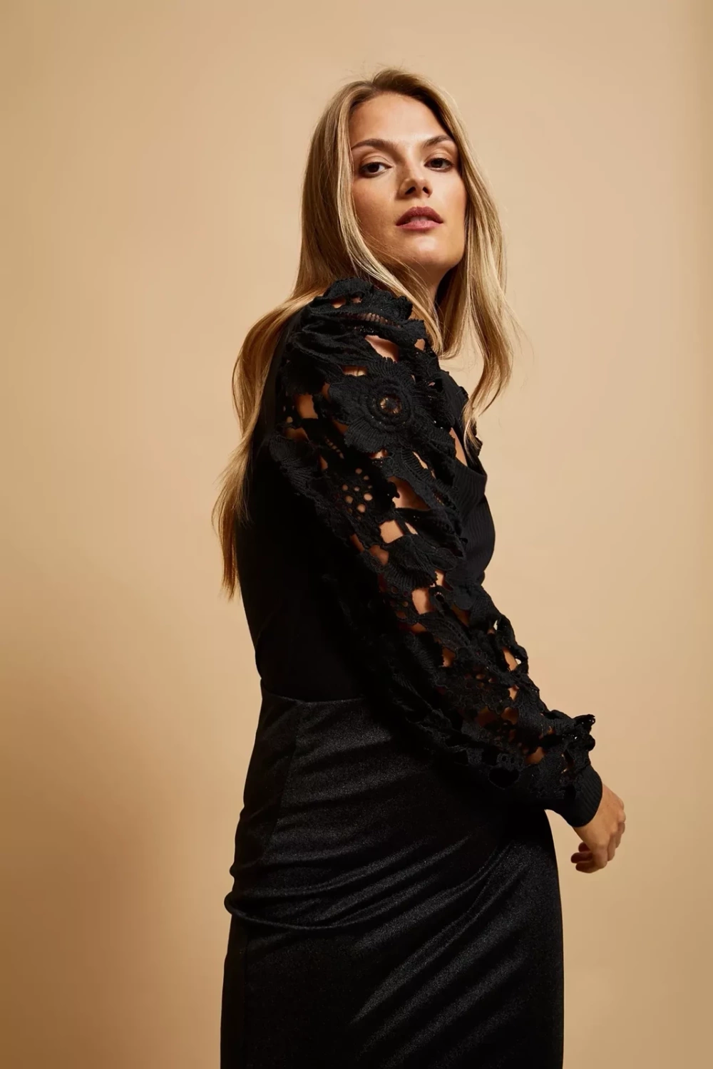 Blouse with lace sleeves