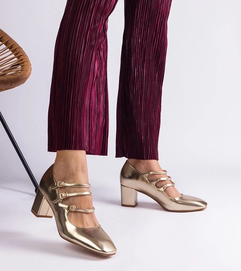 Gemre Pantofi aurii pe toc cu catarame decorative Izida