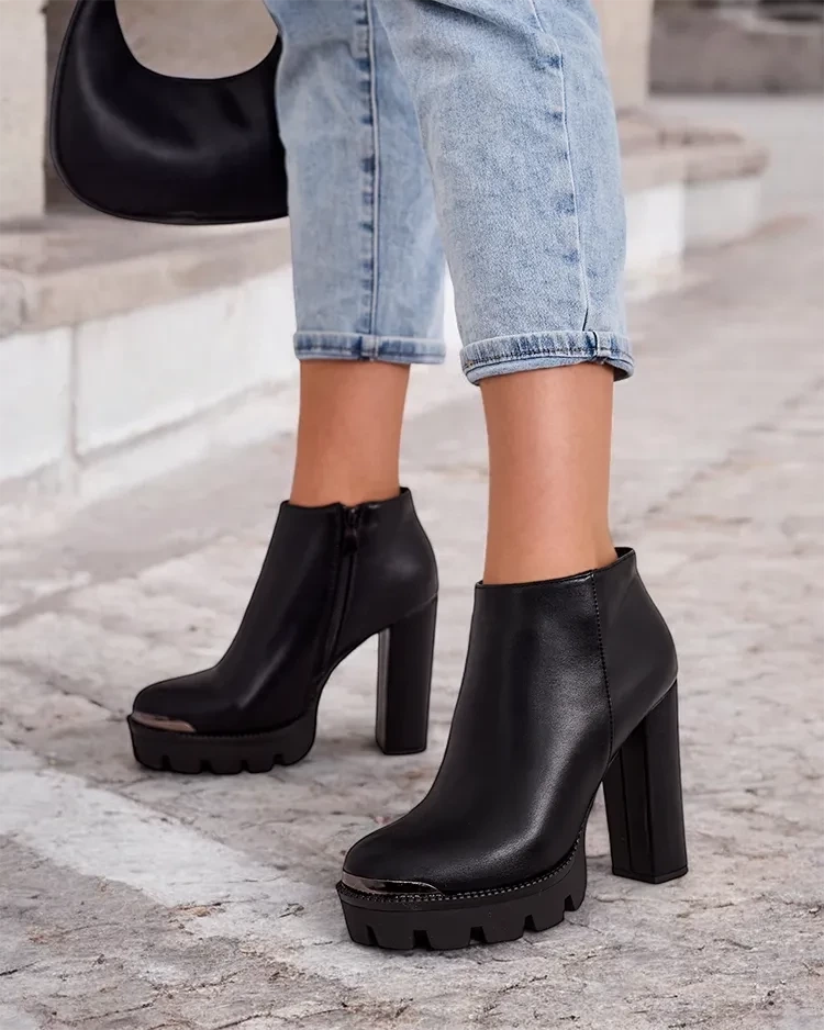 Resti Women's boots on a post Oveneb