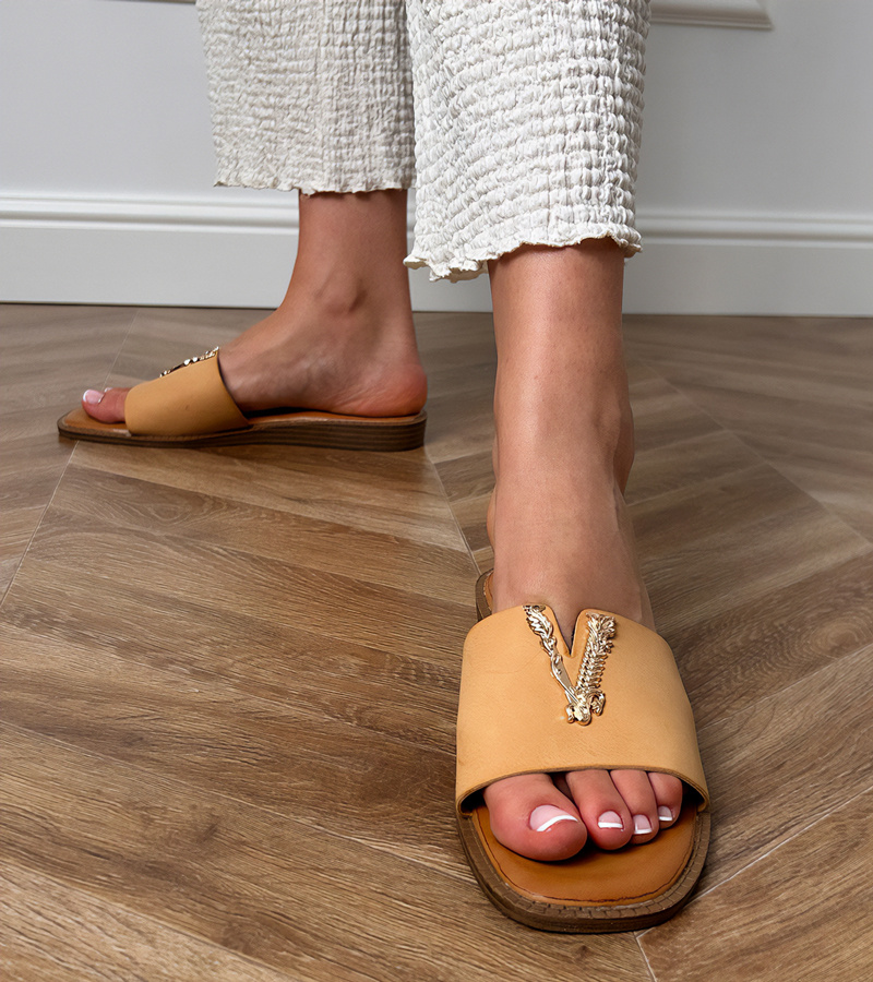 D/CEO Beige Flip-Flops with Gold Decoration Flavis