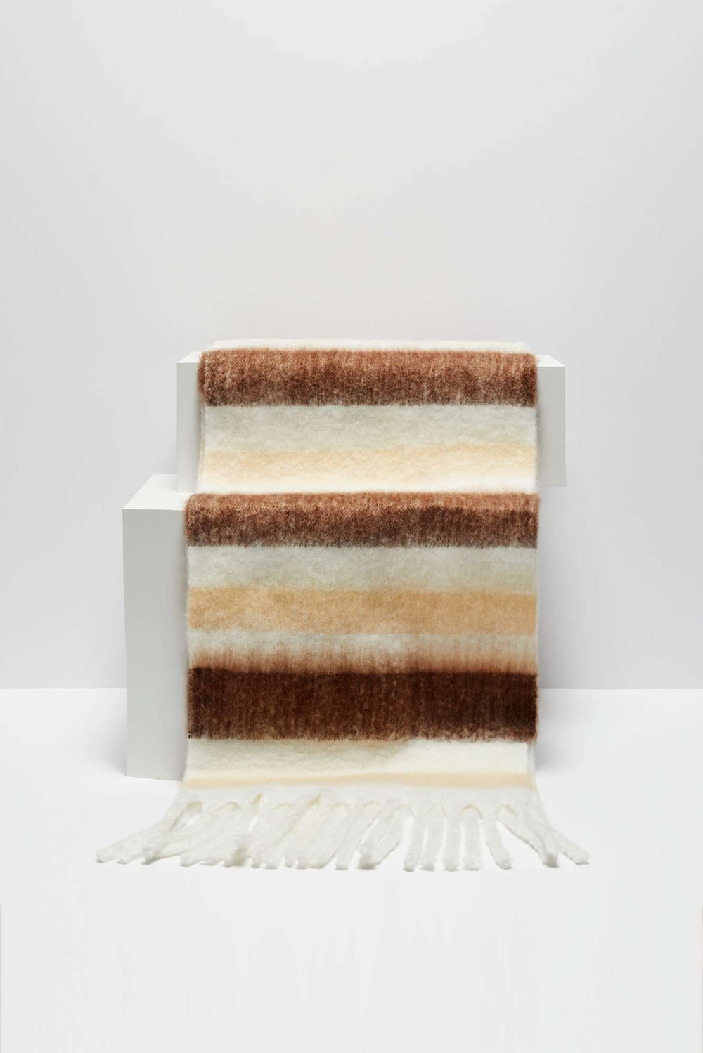 Marisse A wide scarf with stripes