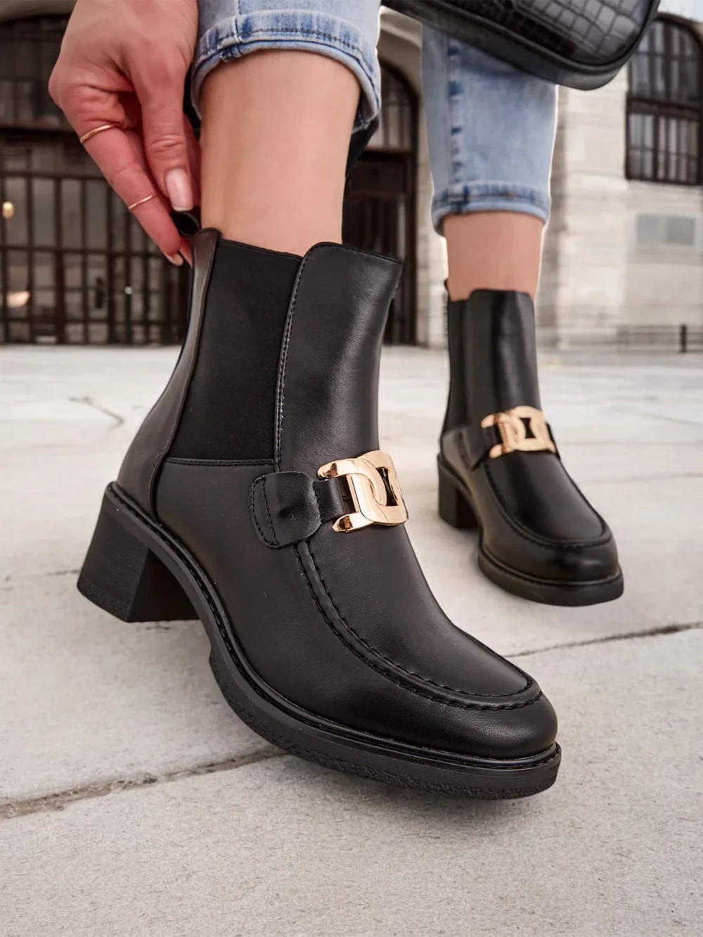 Resti Women&#039;s ankle boots on a low heel Ewios