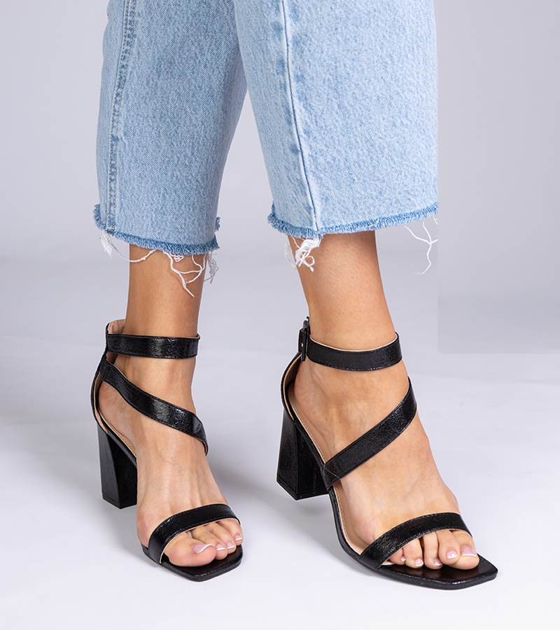 marka niezdefiniowana Black block heel sandals with buckle Runaz