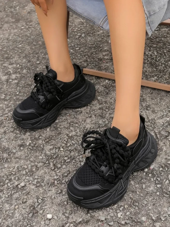 Resti Women's sporty sneakers on a thicker sole Loness