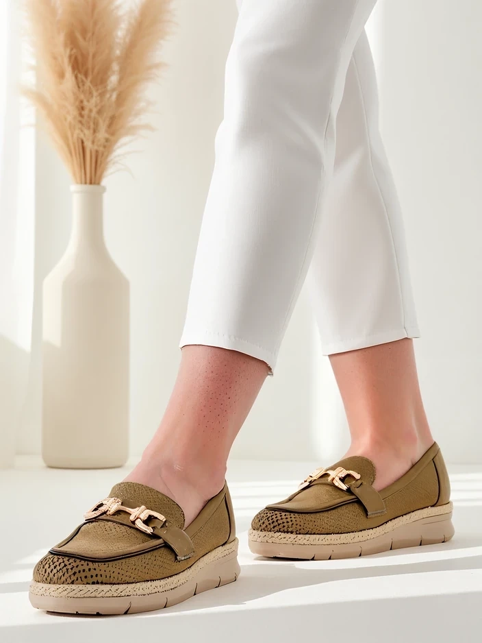 Resti Women’s flats with a decorative accent on the toe
