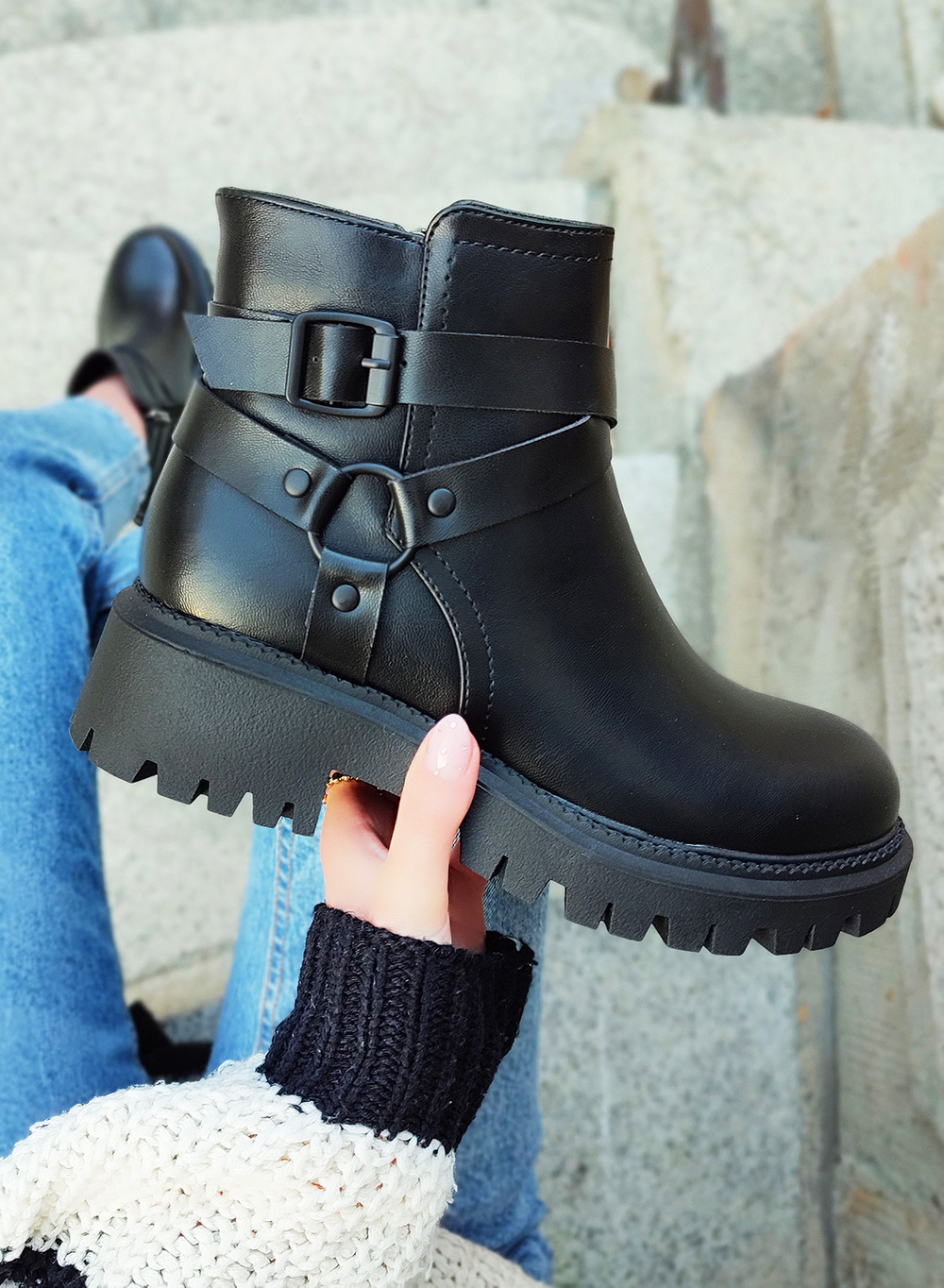 primohurt Czarne botki z ekoskóry damskie z czarnym zdobieniem Aline