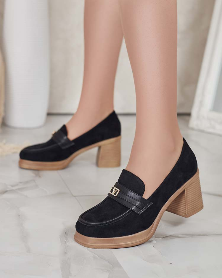 Resti Women&#039;s moccasins on a post Lemaneg