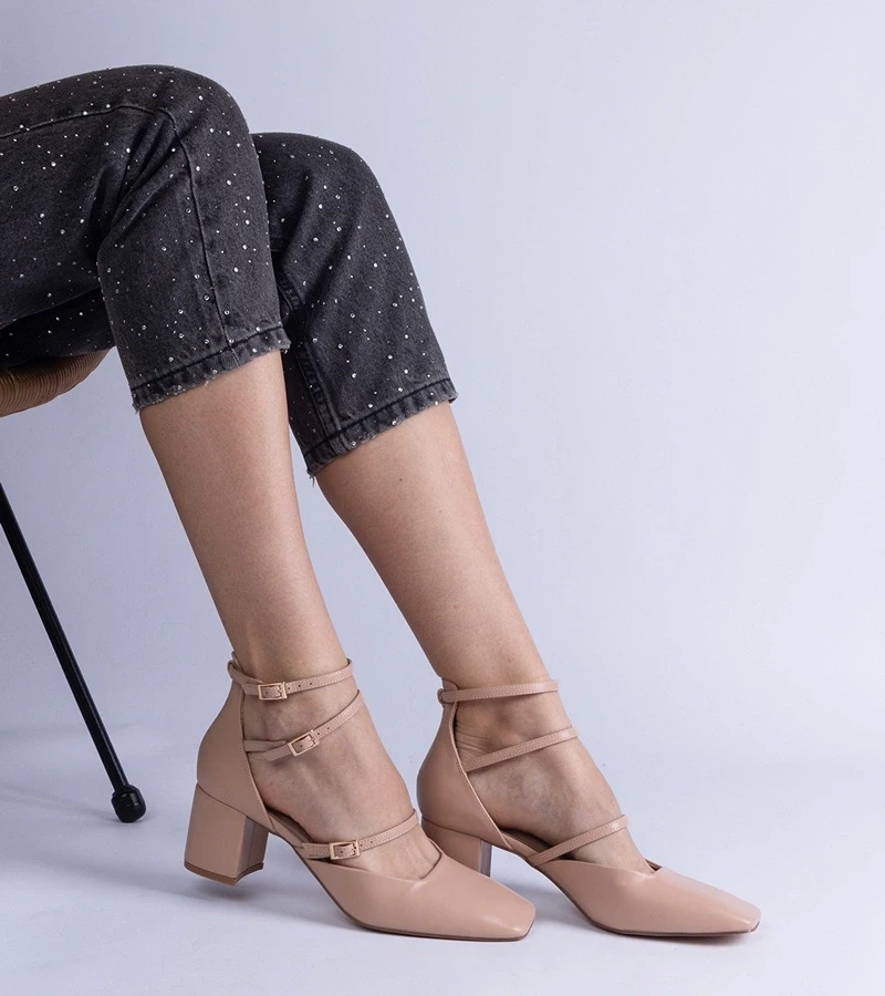 Gemre Pantofi bej cu toc gros și catarame Eridana