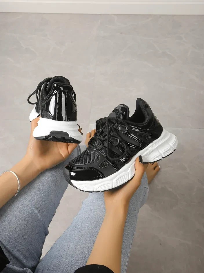 Resti Women&#039;s sporty sneakers on a thicker sole Loness