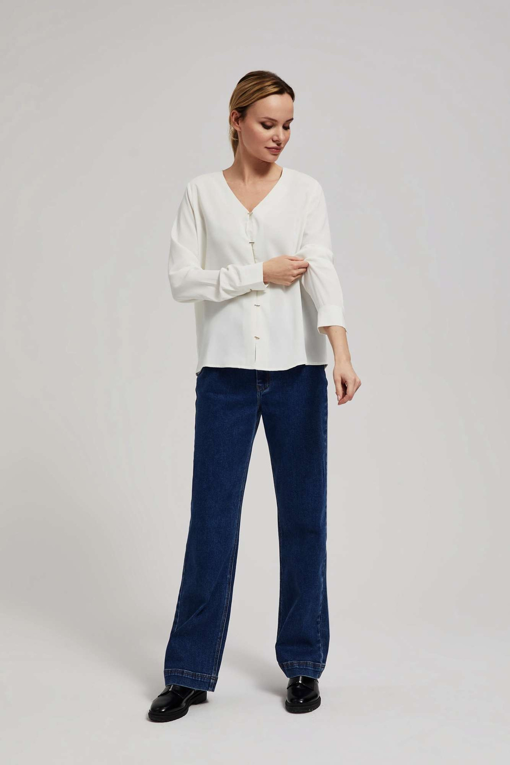V-neck shirt with fine buttons