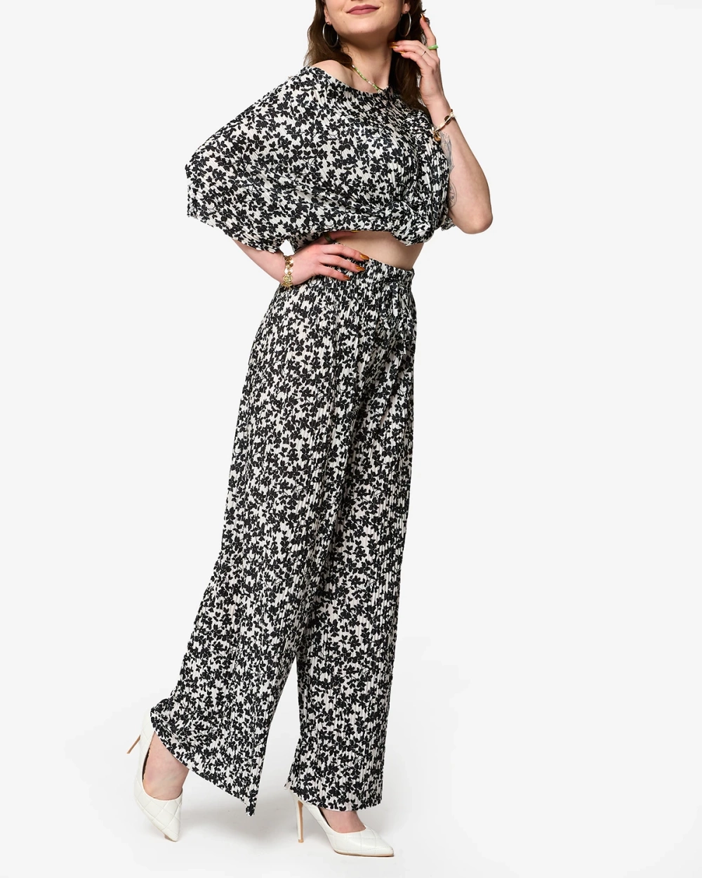 Resti White women's pleated set with black flowers - Clothing