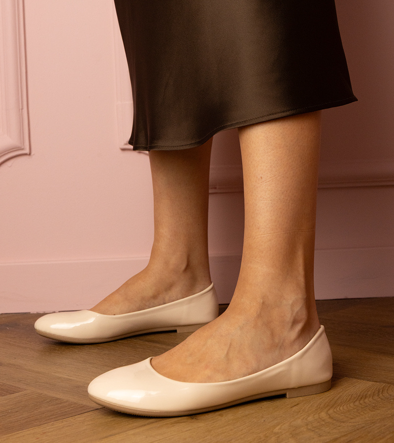 marka niezdefiniowana Beige patent ballet flats Aurika