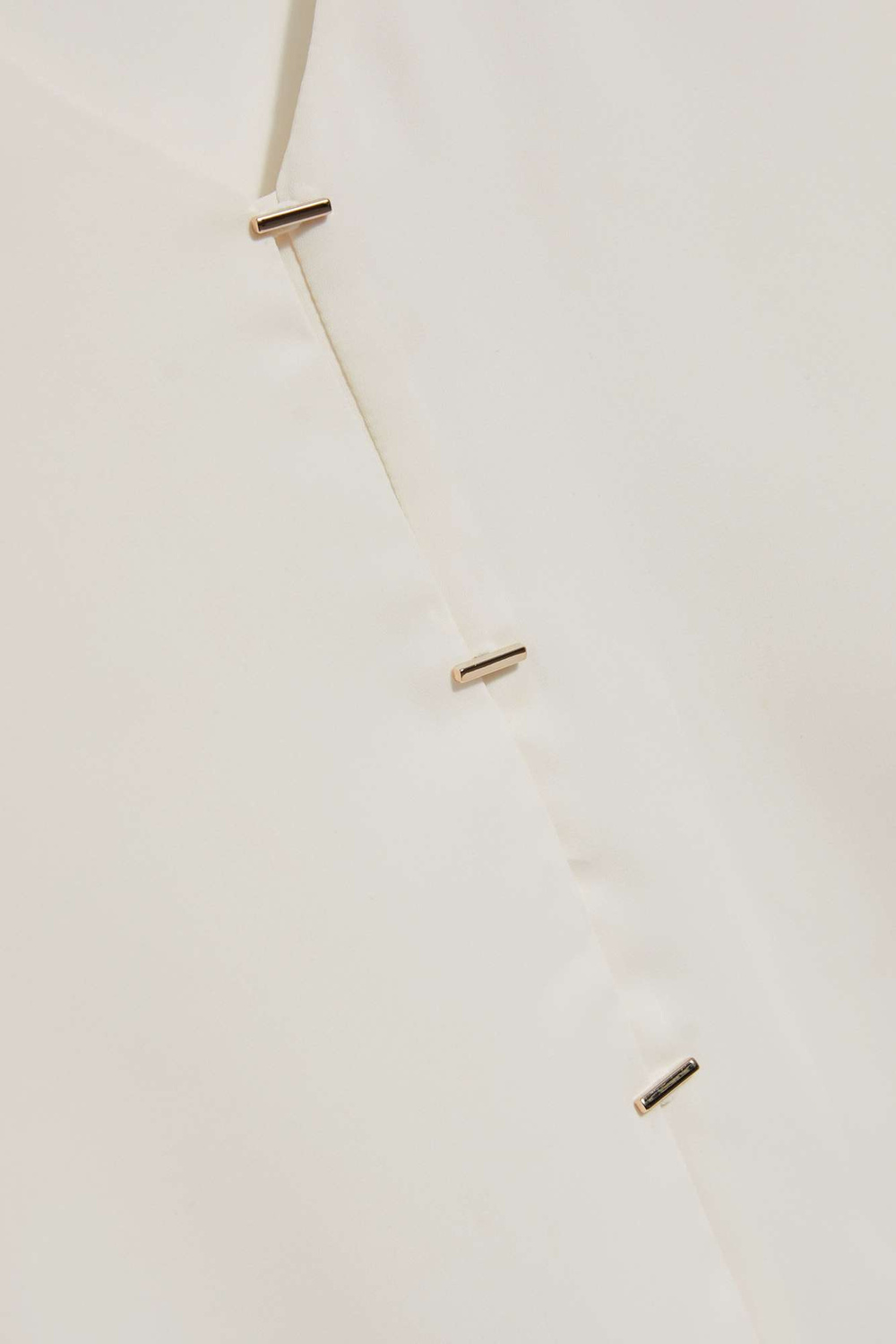 V-neck shirt with fine buttons