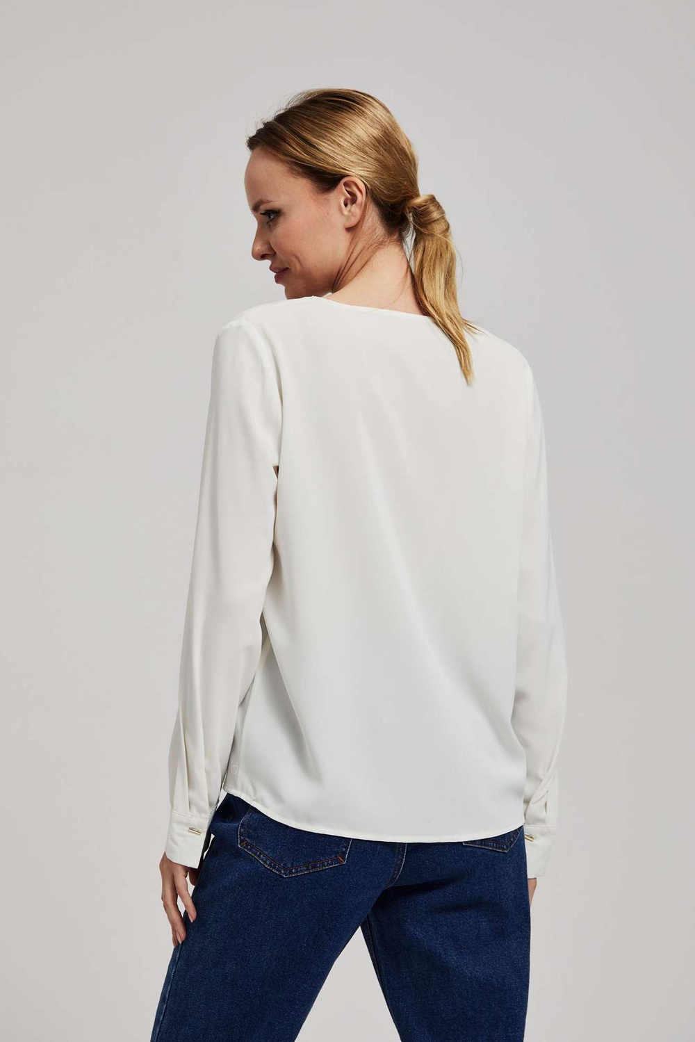 V-neck shirt with fine buttons