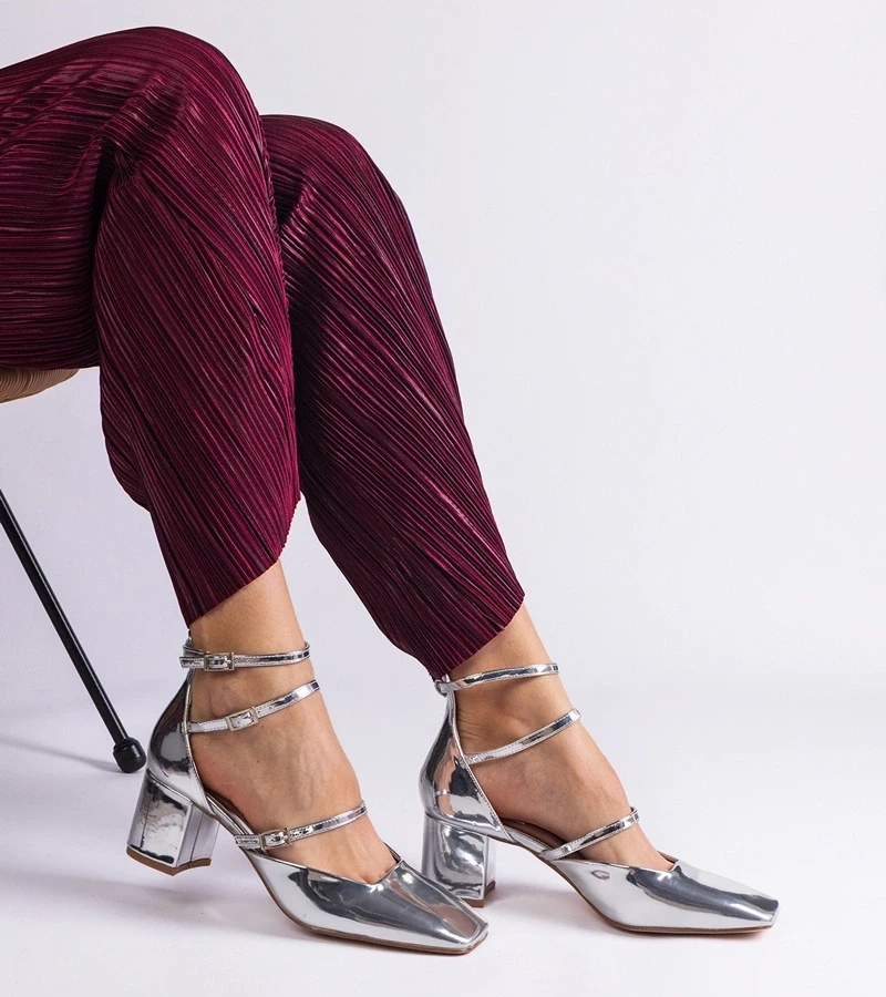 Gemre Pantofi argintii lacuiți pe toc gros cu catarame Kamola