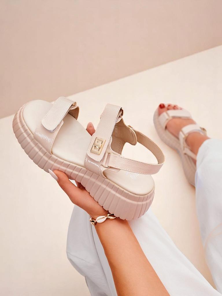 Resti Women&#039;s sandals on a thicker sole Aganda