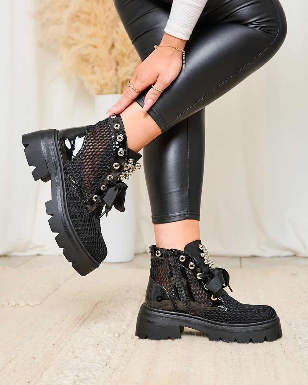 Resti Women's openwork boots in black Afaserr