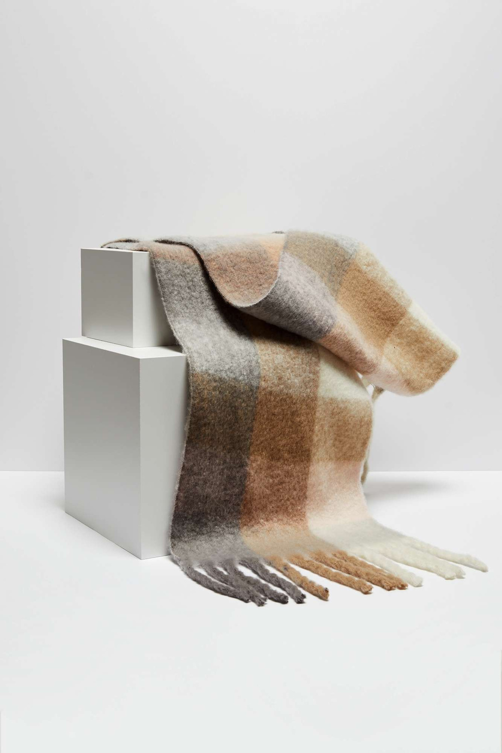 Marisse A warm scarf with a delicate pattern