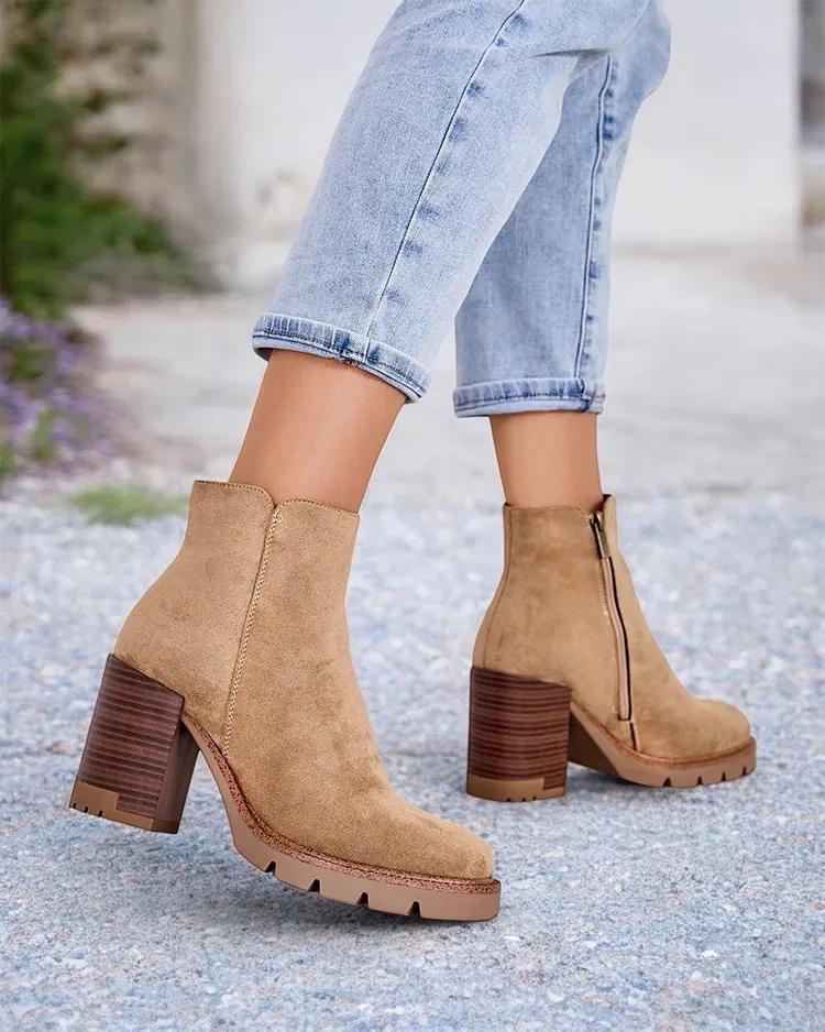 Resti Ladies ankle boots on a post Mribo
