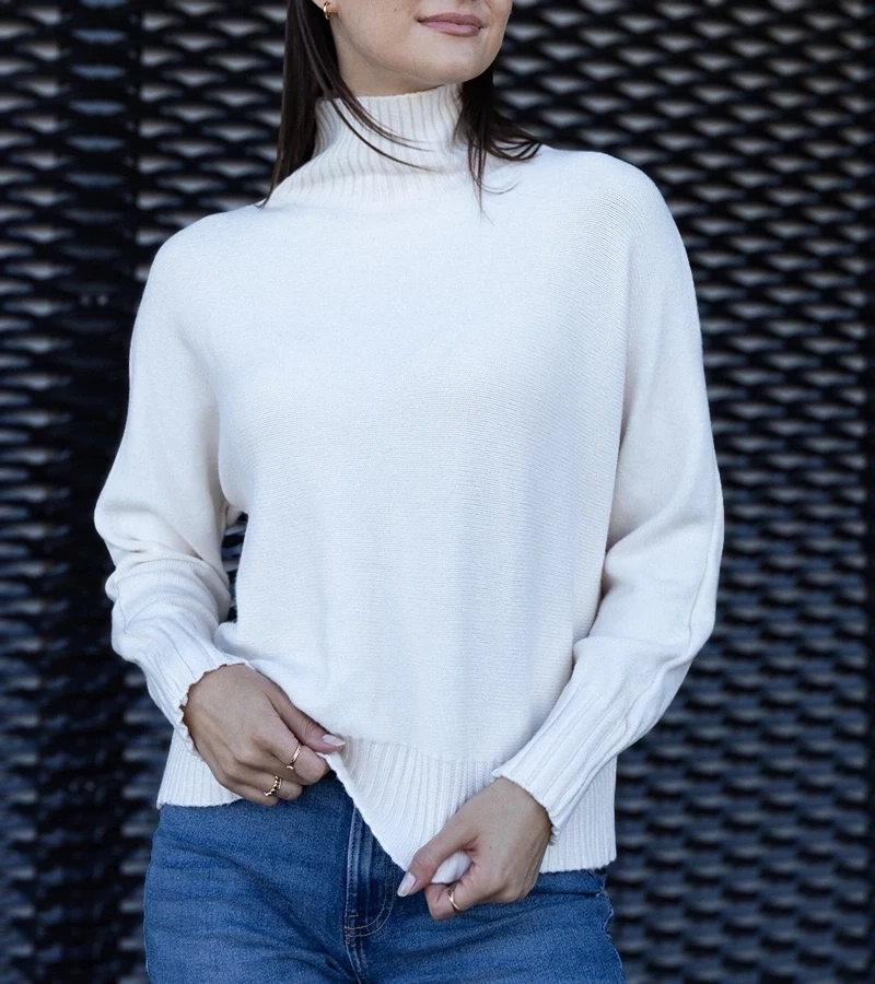 marka niezdefiniowana White loose-fit turtleneck Lukana