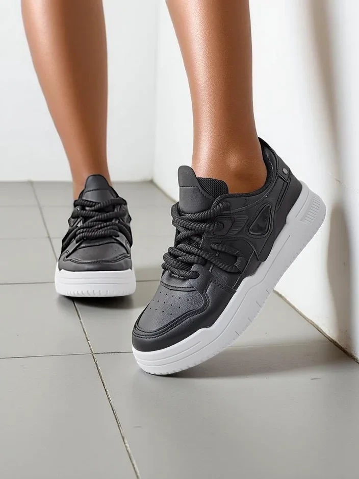 Resti Women's sporty sneakers on a thicker sole Uanes
