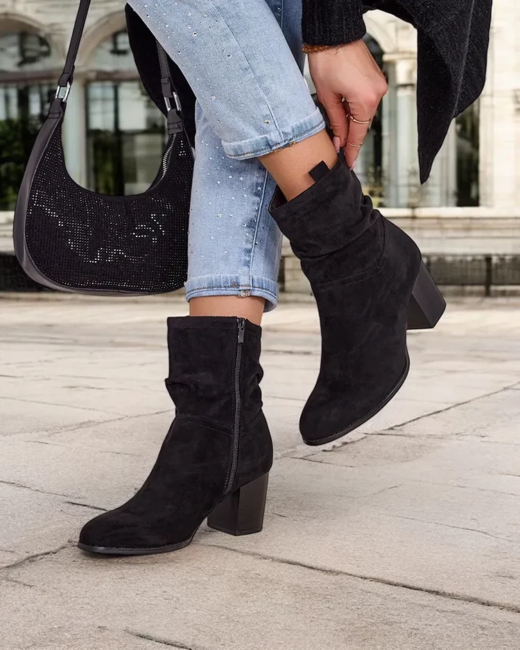 Resti Women&#039;s boots on a post Omiese