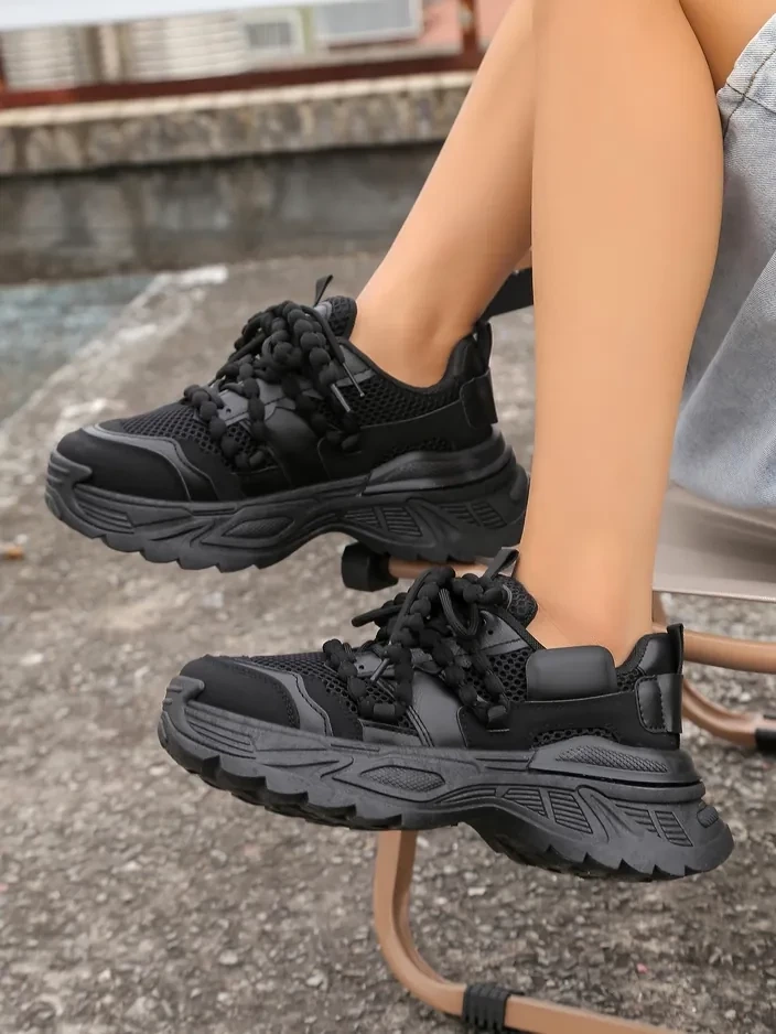 Resti Women's sporty sneakers on a thicker sole Loness