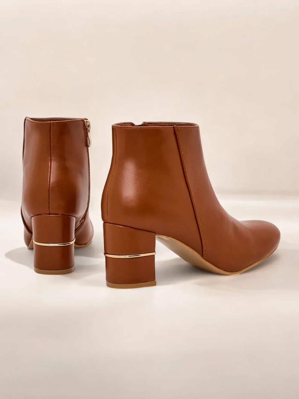 Resti Women's ankle boots on a post Afennor