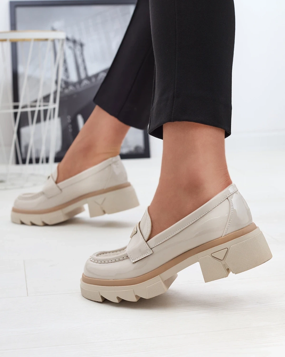 Resti Lacquered women&#039;s beige moccasins with decoration Sarix - Footwear