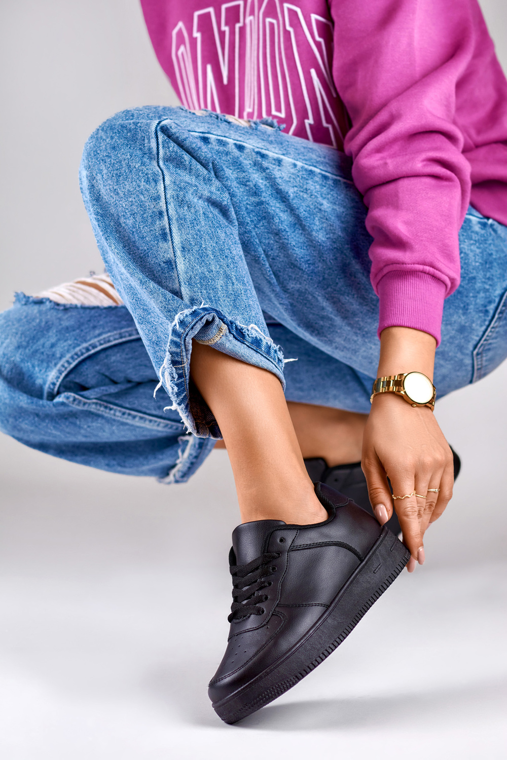 primohurt Klasyczne czarne sportowe sneakersy z czarną podeszwą