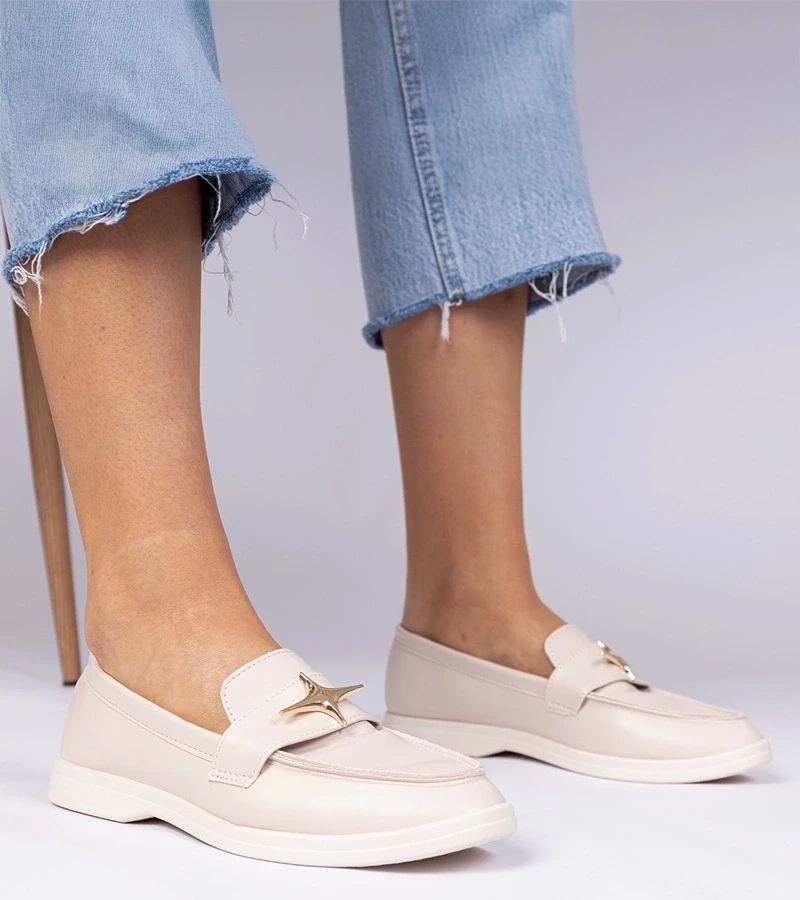 Gemre Mocasini bej pentru femei cu ornament auriu Senna