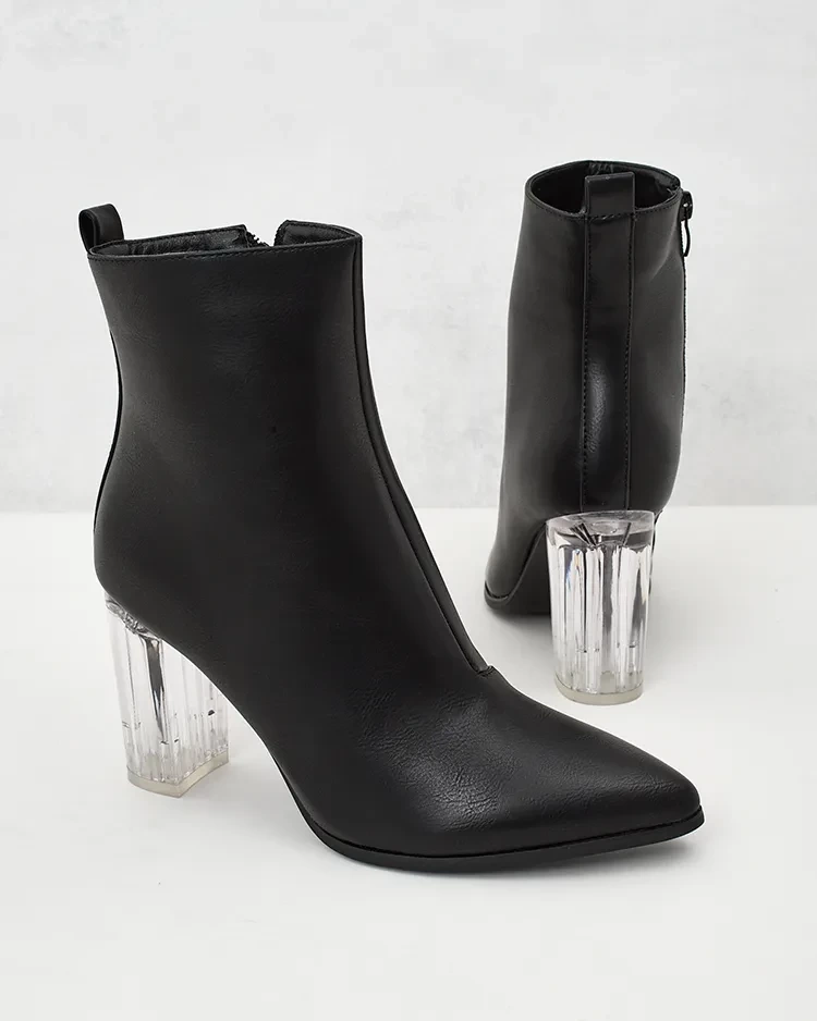 Resti Women&#039;s boots on a post Ovnese