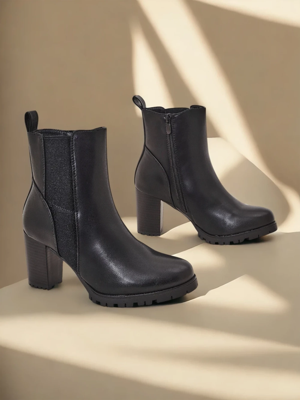 Resti Women&#039;s ankle boots on a post Sierov