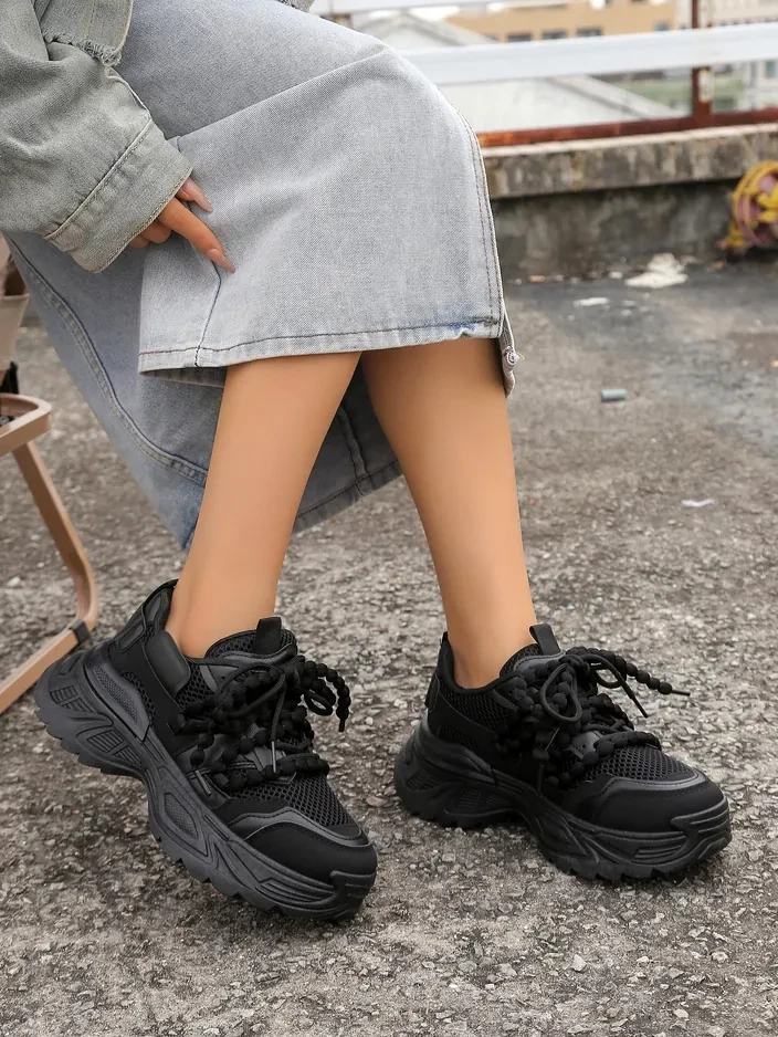 Resti Womens sporty sneakers on a thicker sole Loness
