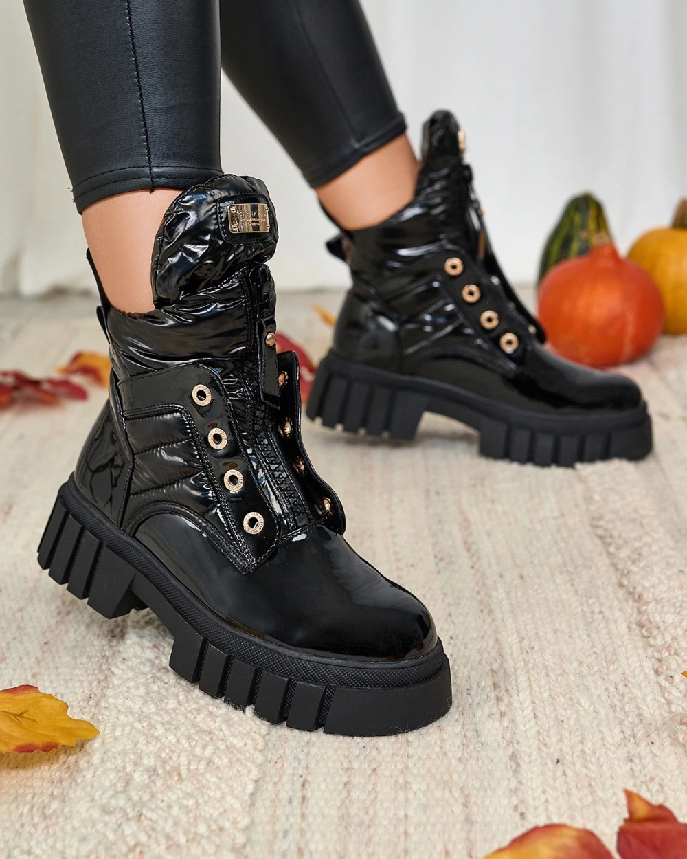 Resti Women&#039;s lacquered boots in black Selilka