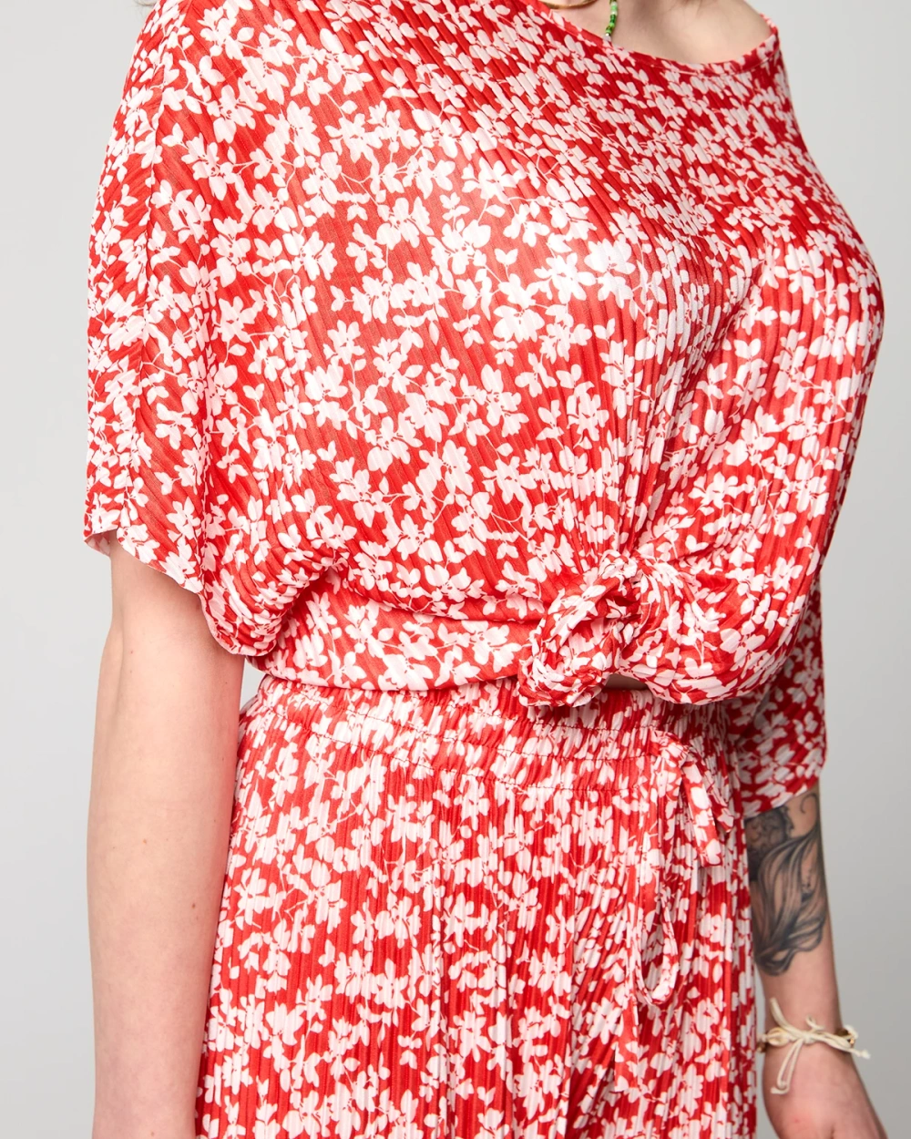 Resti Red women's pleated set with black flowers - Clothing