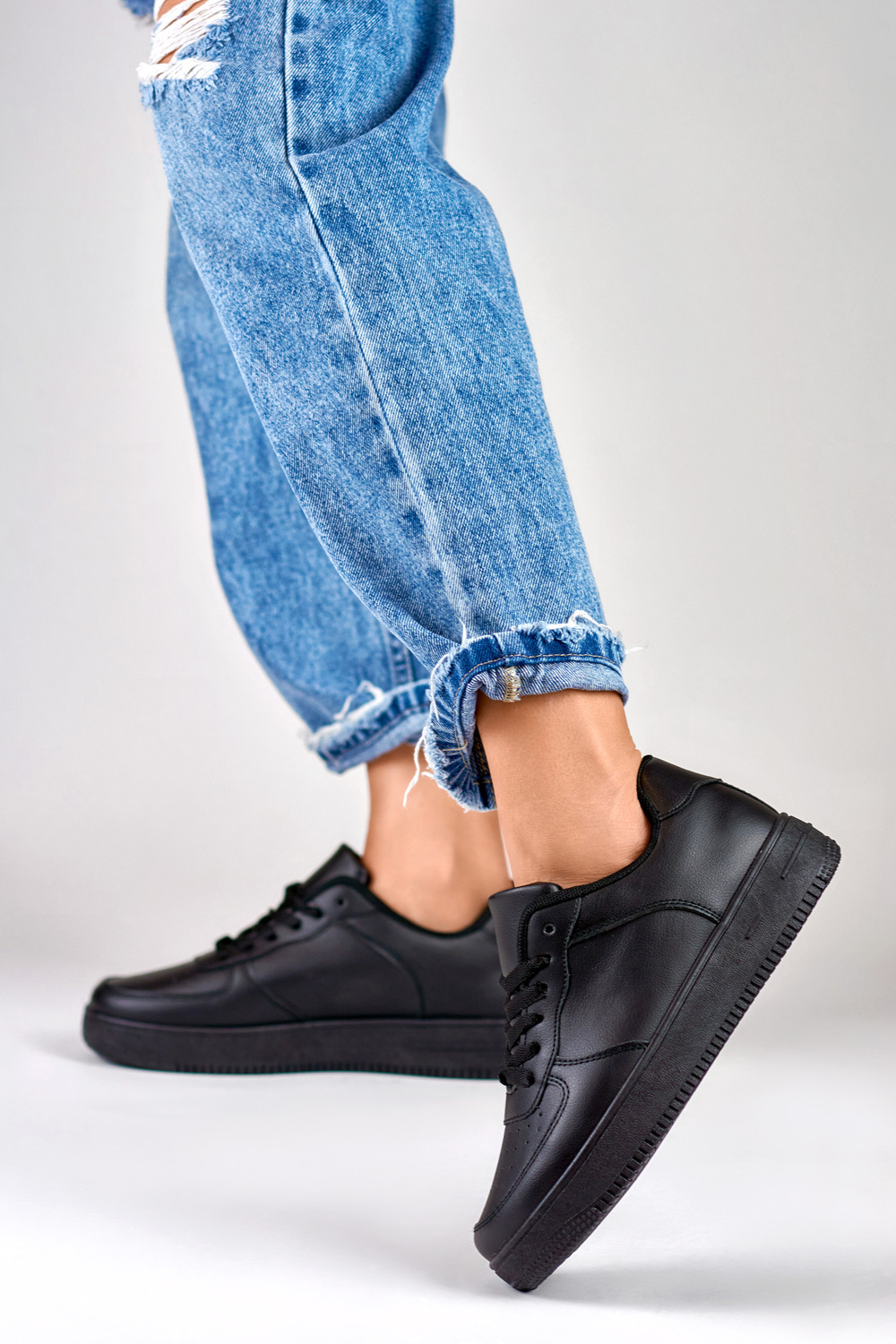 primohurt Klasyczne czarne sportowe sneakersy z czarną podeszwą