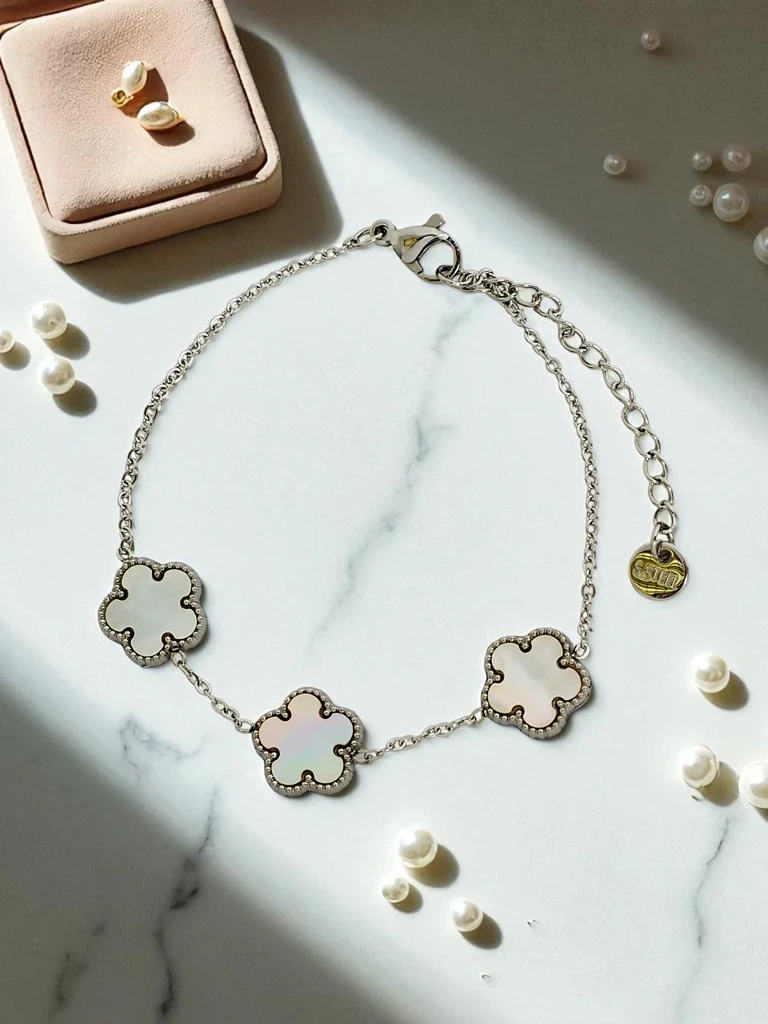 Náramok Resti Callisto Nero s kvetinovým motívom