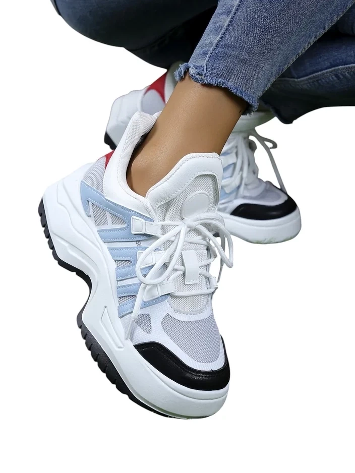 Resti Women's sporty sneakers on a thicker sole Loness