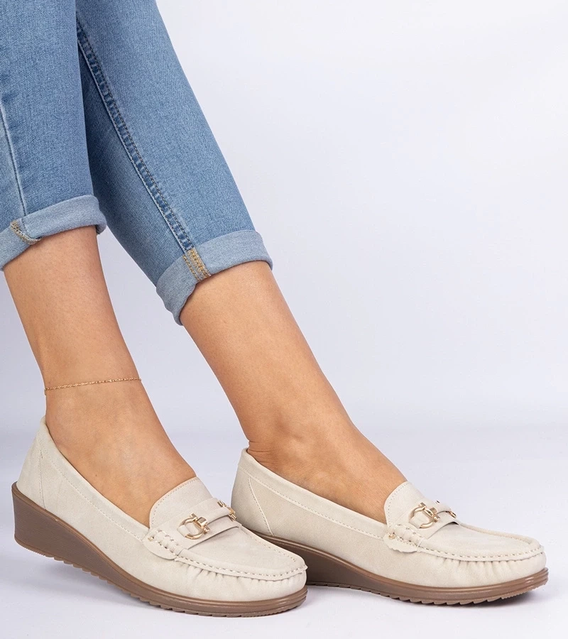 Gemre Mocasini bej pentru femei cu platformă și finisaj mat Sambada