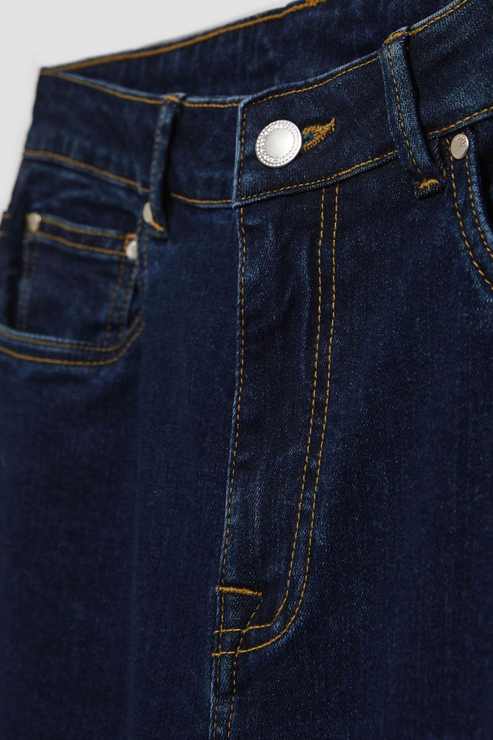 Blugi cu picioare largi