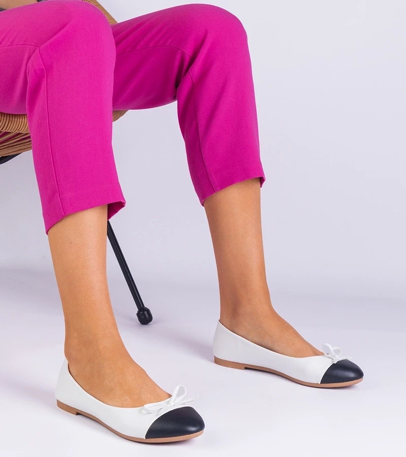 marka niezdefiniowana White ballet flats with a bow and black toe Pikolo